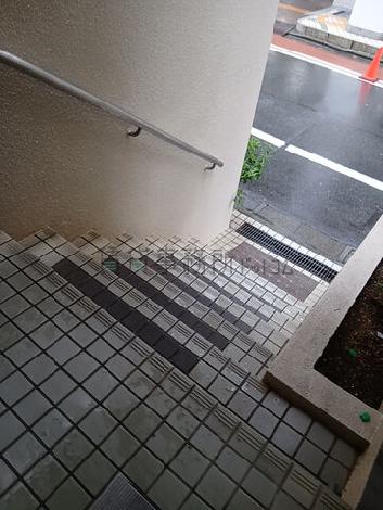 エレベーター手前に階段あり
