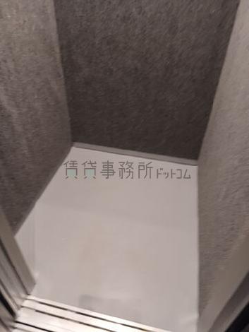エレベーター内部