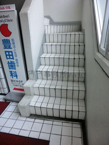 上階への階段です