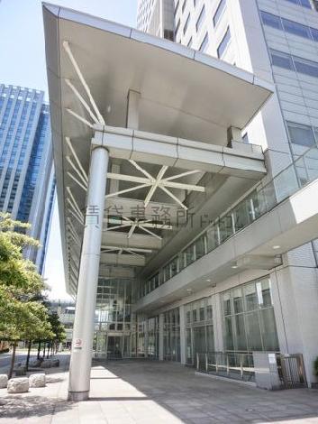 天井高のある玄関回り