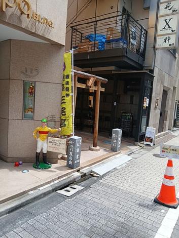 小さな神社がビル前にございます