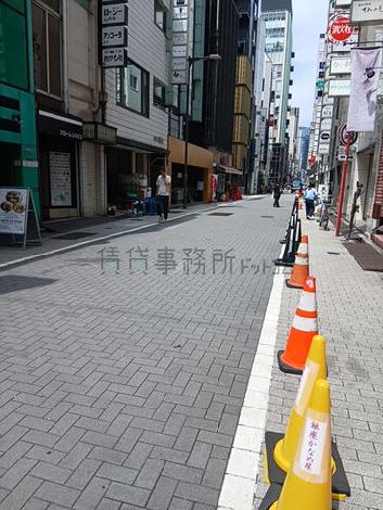 建物前の通り