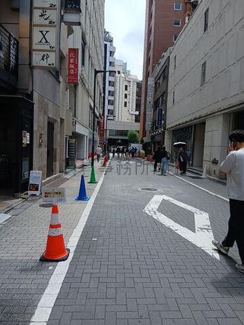 建物前の通り