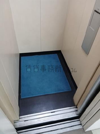 エレベーター内部