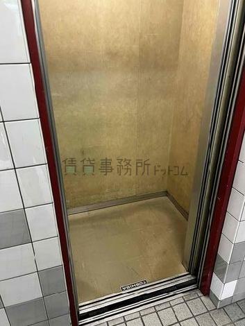 エレベーター内部