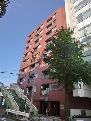 奥側は山手線の線路に面しています