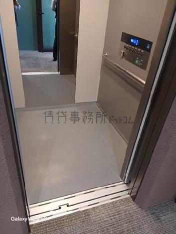 エレベーター内部