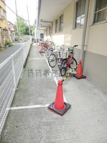 脇道側にある専用駐輪場