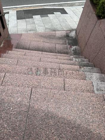 出入口付近の階段