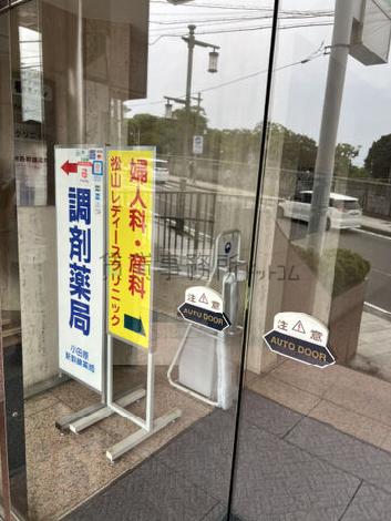 自動ドアの先がエントランス
