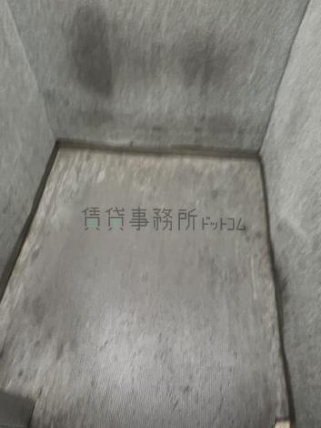 エレベーター内部