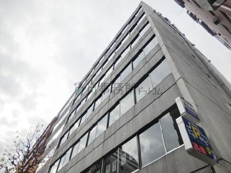 角地から見上げた外壁
