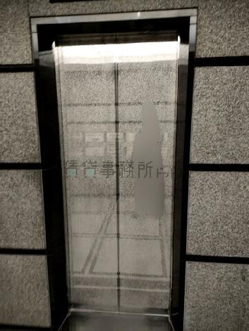 シルバーのエレベーター