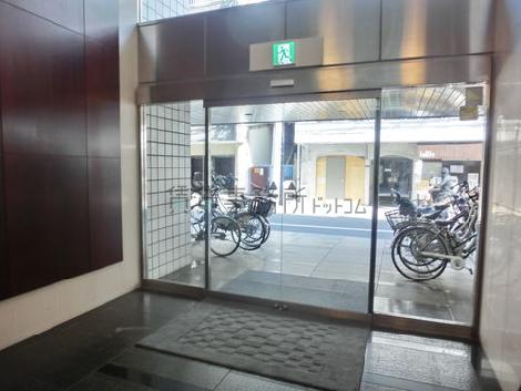 エントランス側からみた正面入口