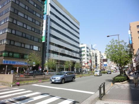 車通りの多い駅前通り