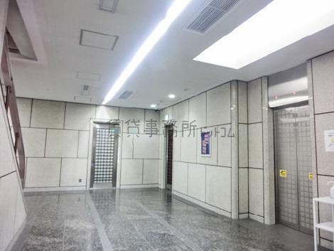 乗り場前の広い空間