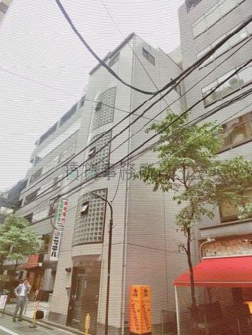 前面はブロックガラスの窓があります