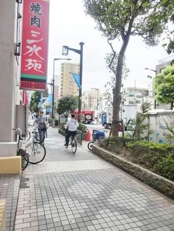 沢山の人が行き交うエリア
