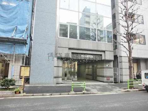 駐車場入口の左手が玄関になります