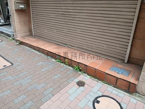 正面玄関前　段差