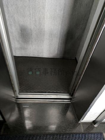 エレベーター内部
