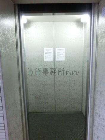 エレベーターの中です