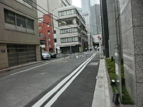 建物正面より汐留駅方面の様子