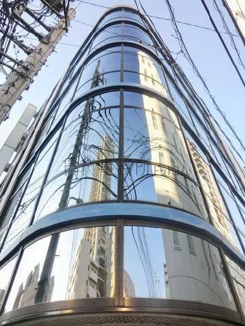 曲線を帯びた窓が特徴的です