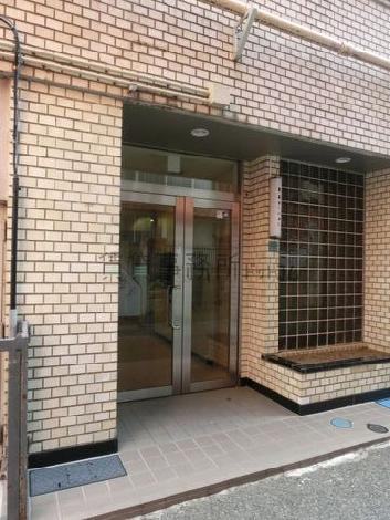 物件側面にある正面玄関