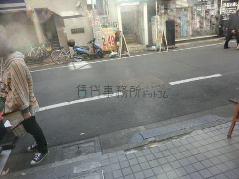 玄関前です
