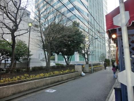 前面には大型のオフィスビルあり