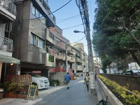 裏路地ですが人通りが多めです