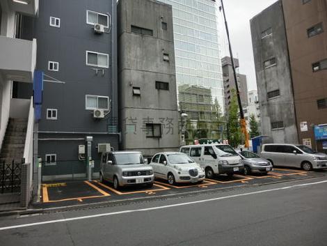 ビルの隣にコインパーキングがありました