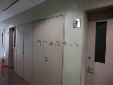 エントランス内に男女別トイレがあります