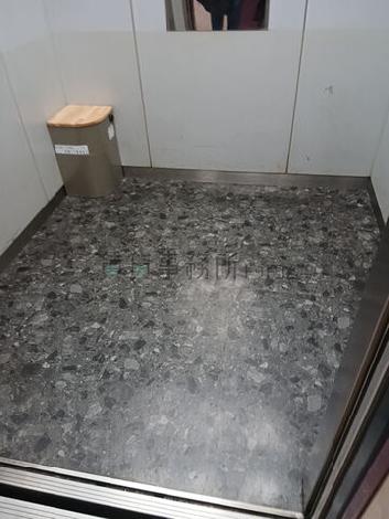 エレベーター内部