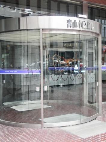 円筒状の自動ドアです