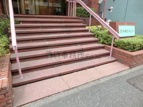 玄関口から直ぐに階段が始まる仕様です