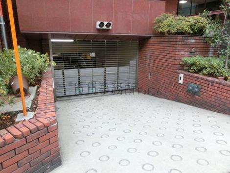 地下駐車場出入り口