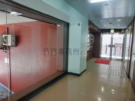 ガラス面が多く明るさがあります