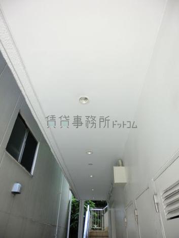 玄関口までも明かりが照らしてくれます。夜間も安心です