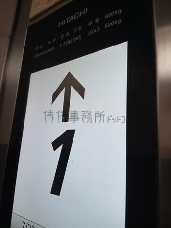 エレベーター９名乗り