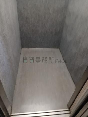 エレベーター内部