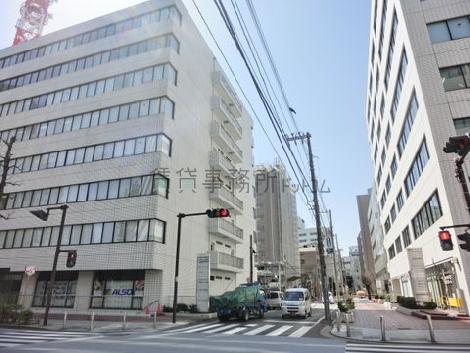 十字路の角地に望めます
