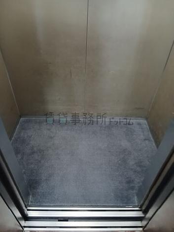 エレベーター内部
