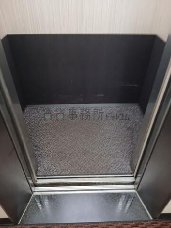 エレベーター内部