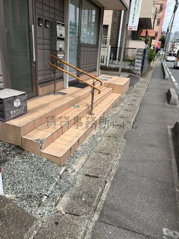出入口前に段差あり