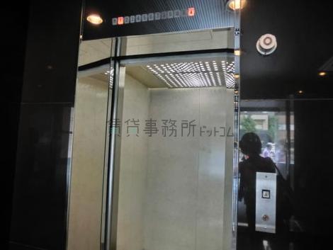 エレベーター内です