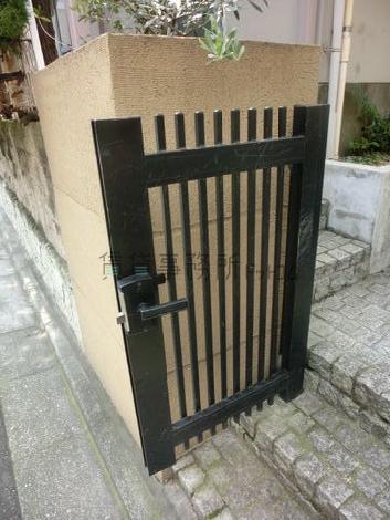 黒い門です