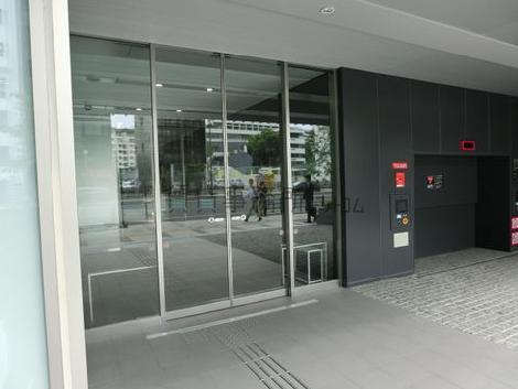 ガラスの自動ドアです