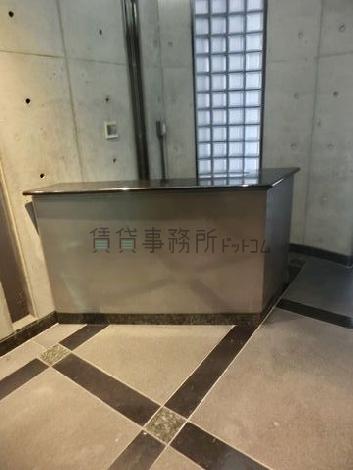 エントランス内に受付机があります